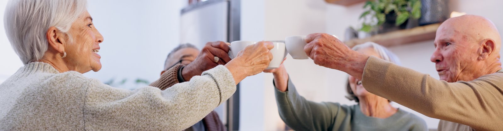 Senior*innen beim gemeinsamen Frühstück am Tisch