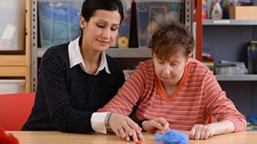 Ausbildung Heilpädagoge / Heilpädagogin Heilpädagogin hilft Patientin