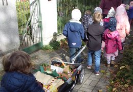 Die Kitakinder holen gemeinsam die Erntekörbchen aus der Bergholzer Kirche ab. 