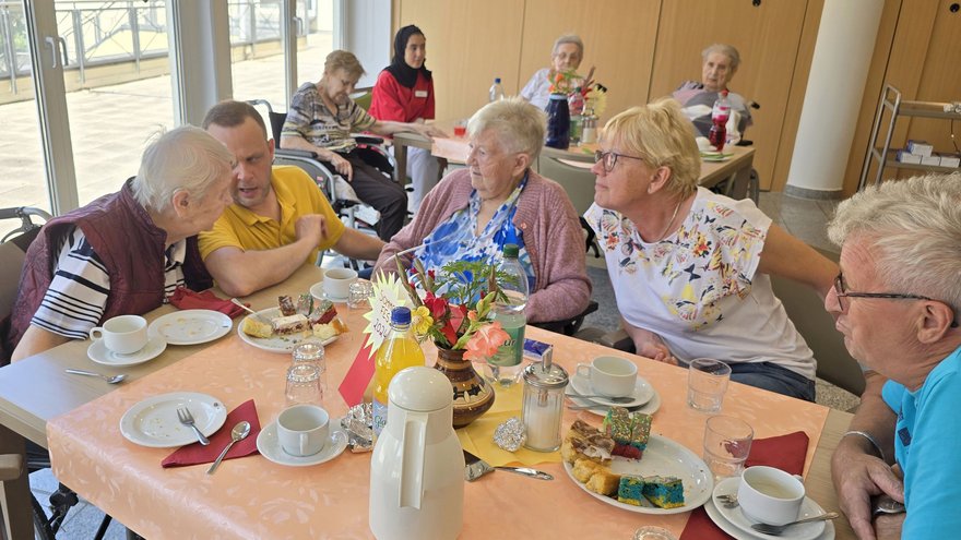 Bei Kaffee und Kuchen tauschen sich Bewohner*innen, Gäste und Team gemütlich aus