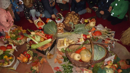 Die Kinder freuen sich über die schönen Erntedankkörbchen der Kirchengemeinde.