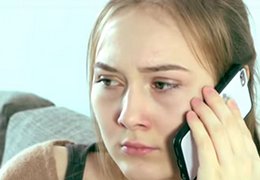 Kinder- und Jugendtelefon Jugendliche telefoniert