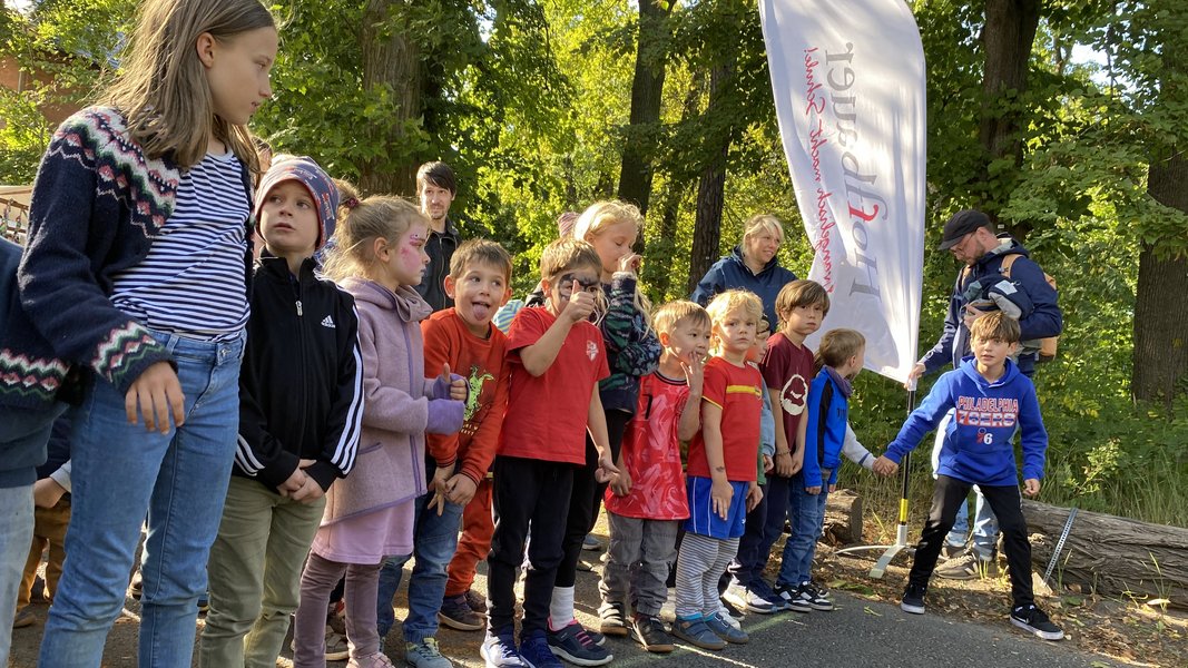 Aufgeregte kleine Sprinter kurz vorm Start des Bambini-Laufs 