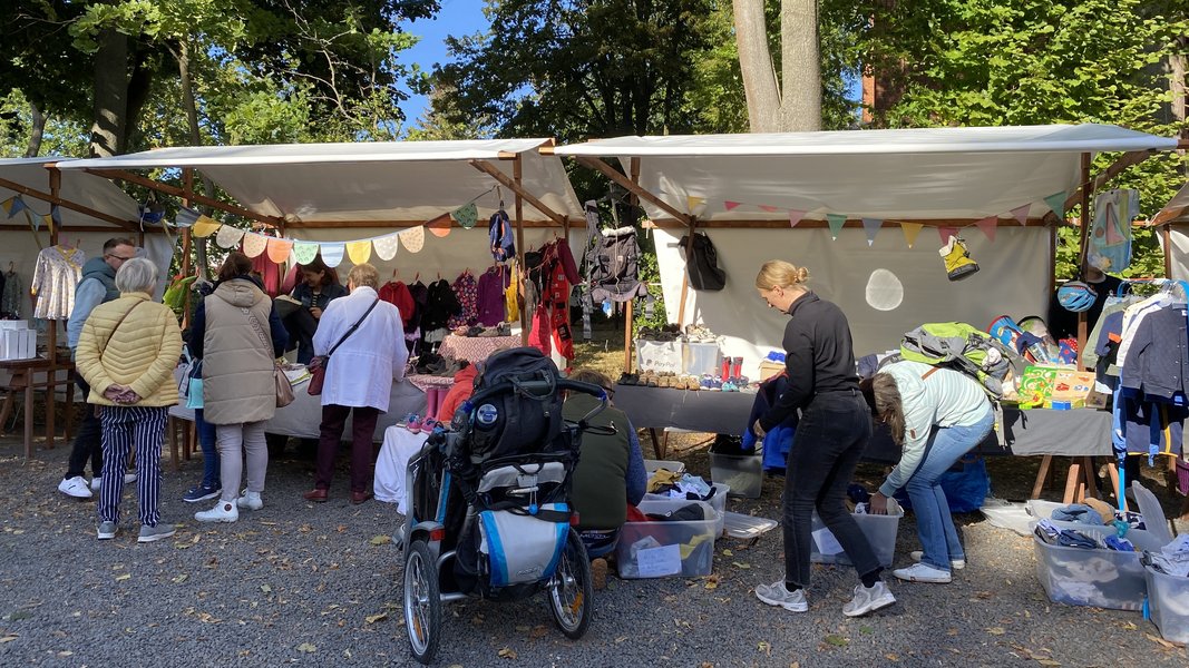 Der Flohmarkt lud zum Bummeln und Stöbern ein.