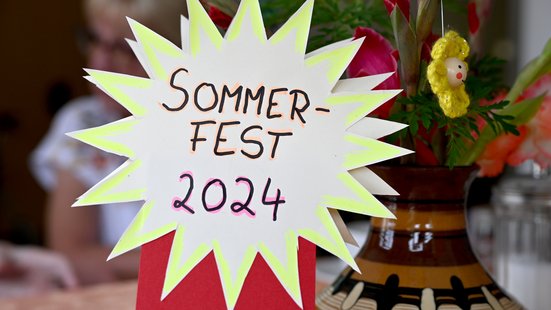 Selbstgebastelte Dekoration beim Sommerfest 2024 in der Seniorenpflege am Schwielowsee