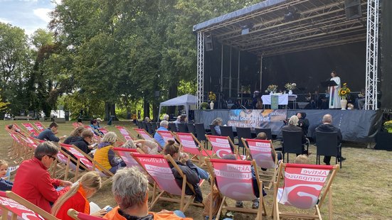 Open-Air-Gottesdienst bei Sonnenschein