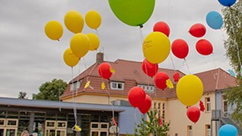 Ballons steigen in die Luft