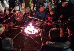 Heiße Suppe, Punsch und Stockbrot am Lagerfeuer