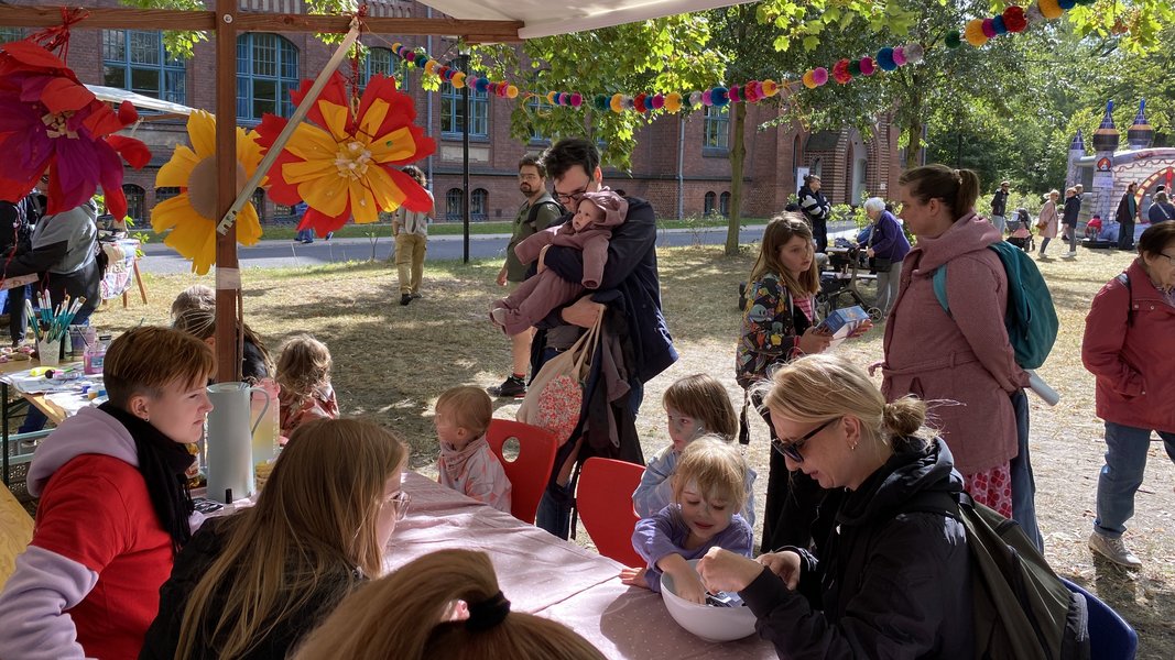 Schminken und Glitzertattoos für alle kleinen Gäste am Stand der Beruflichen Schulen Hermannswerder