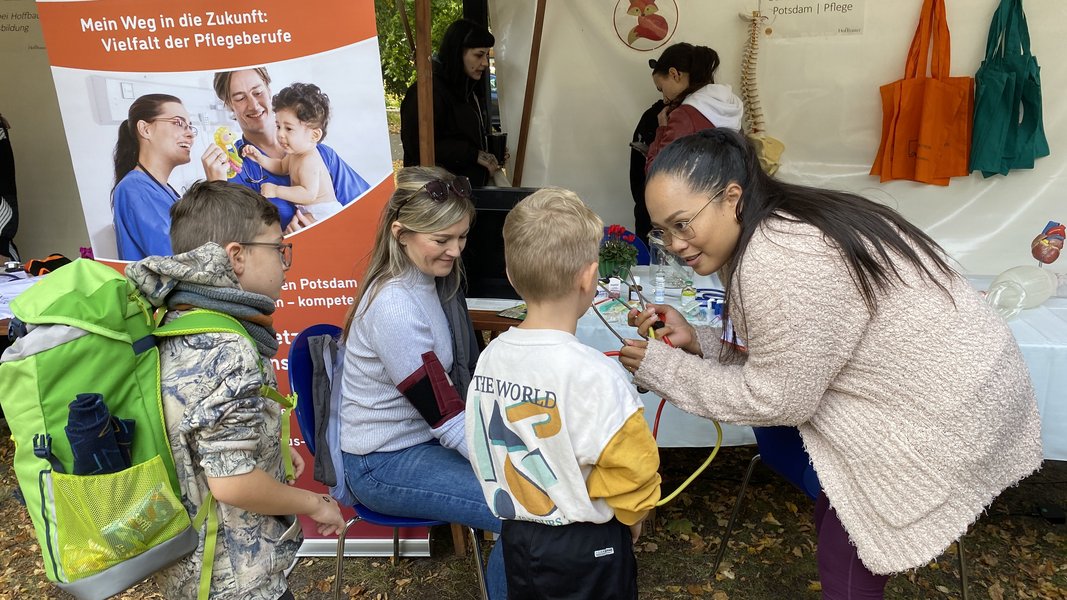 Blutdruck-Messen am Stand des Gesundheitscampus