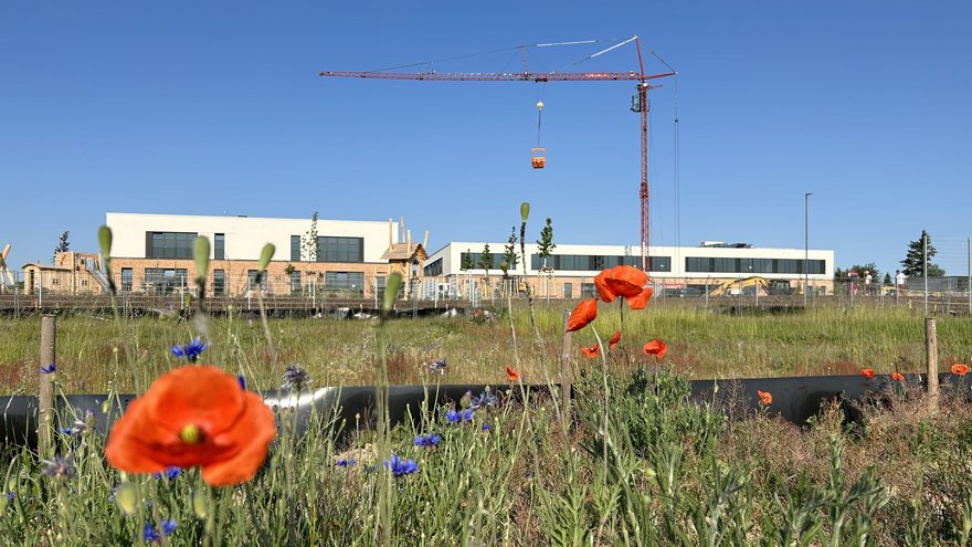 Baukran auf der Baustelle des Bildungscampus Werder