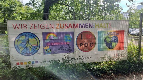 Wir zeigen Haltung - mit selbst gestalteten Plakaten auf großen Bannern