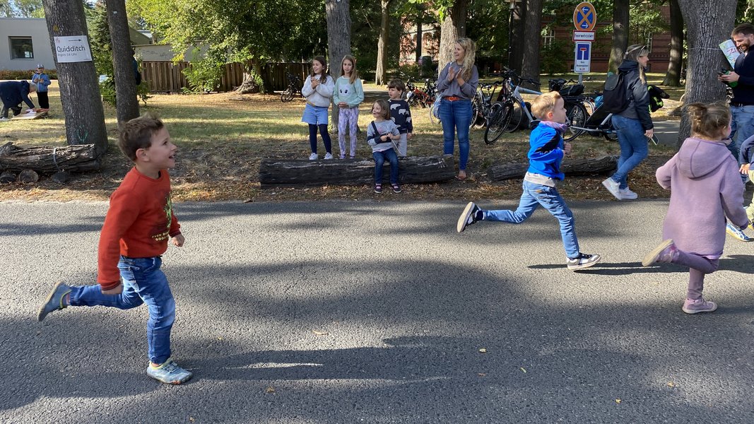 Ab ins Ziel! Die Allerkleinsten sprinteten beim Bambini-Lauf mit.