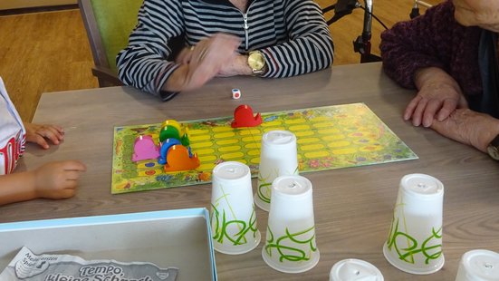 Tempo, kleine Schnecke! Wir spielen zusammen.
