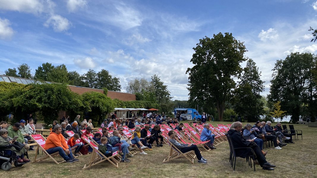 Bei Sonnenschein im Liegestuhl der Live-Musik lauschen