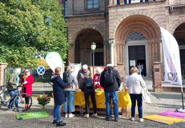 Besucherinnen und Besucher informieren sich über die Arbeit des Hospiz- und Palliativberatungsdienstes Potsdam.