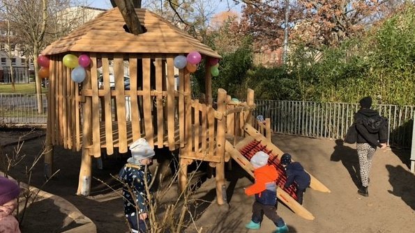 Die Kitakinder erkunden ihr neues Baumhaus.