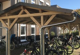 Die fertige Fahrradüberdachung der Grundschule Mahlow