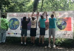 Schüler*innen hängen ihre Banner auf.