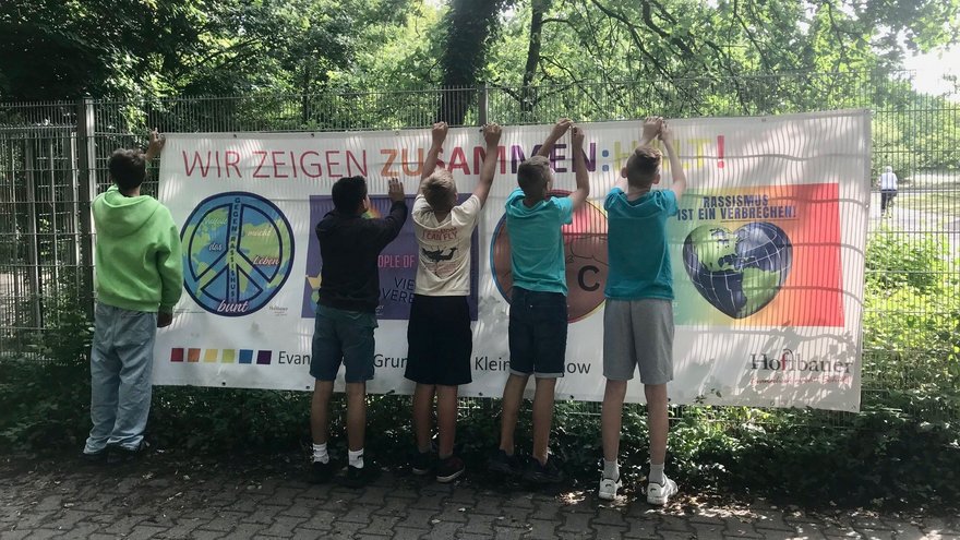 Schüler*innen hängen ihre Banner auf.