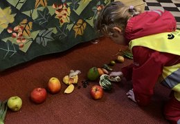 Die Kinder legen ihre Erntegaben an den Altar.