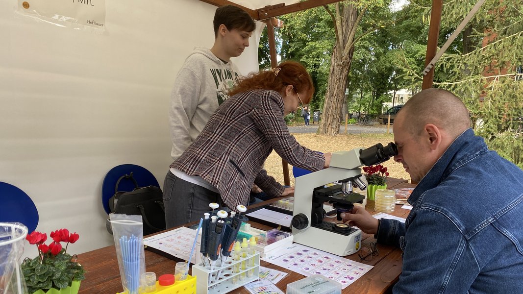 Mikroskopieren am Stand des Gesundheitscampus