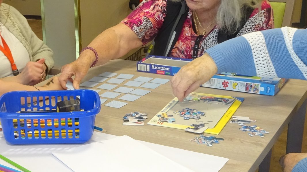 Gemeinsam Memory spielen und Puzzeln machen Spaß!