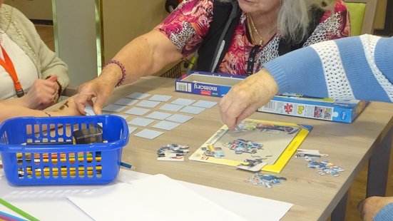 Gemeinsam Memory spielen und Puzzeln machen Spaß!
